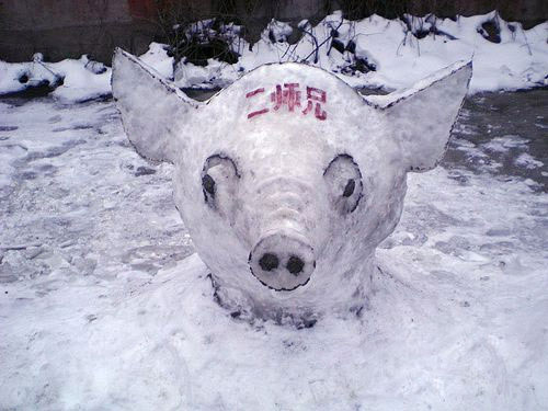 暴风雪过后｀｀街头的搞笑雪人
