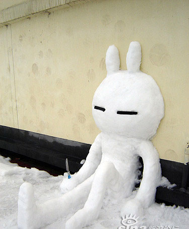 暴风雪过后｀｀街头的搞笑雪人