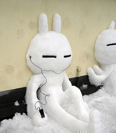 暴风雪过后｀｀街头的搞笑雪人