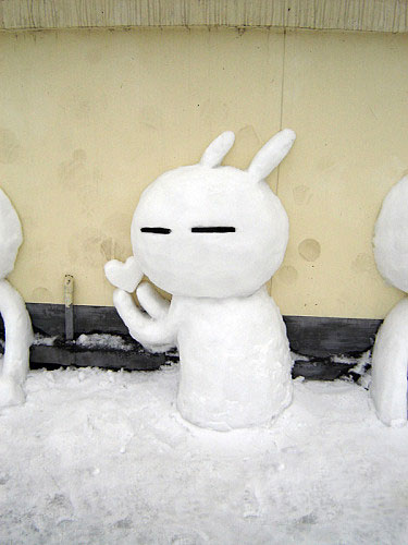 暴风雪过后｀｀街头的搞笑雪人