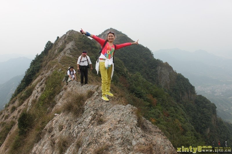 11.10.29  天台、三门、临海三地驴友60余人同游三门的隐龙山 和木勺沙滩11.jpg