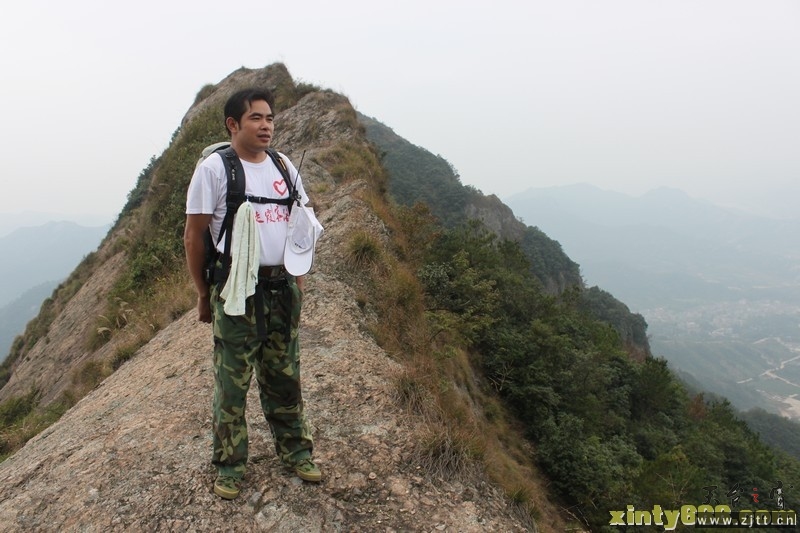 11.10.29  天台、三门、临海三地驴友60余人同游三门的隐龙山 和木勺沙滩13.jpg