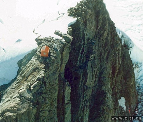 塔斯曼冰河（Tasman Glacier）上的厕所，从空中看这个厕所似乎紧挨悬崖峭壁，想使用它.jpg
