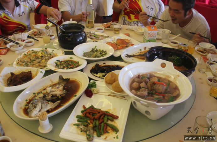 丰盛的午餐.png
