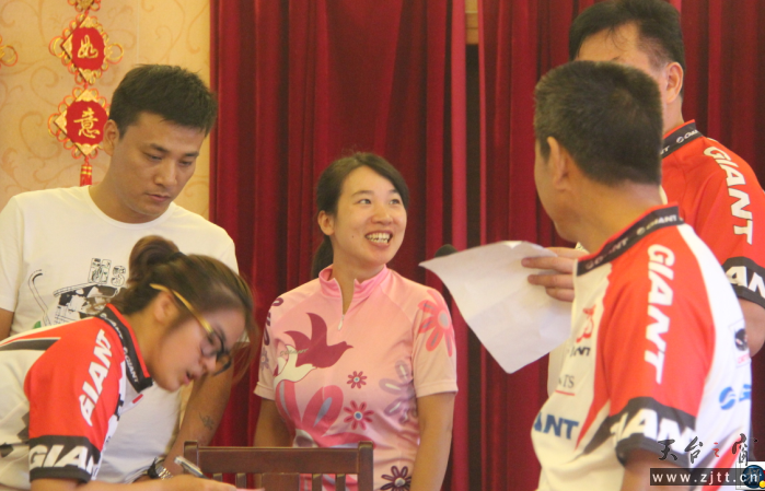 故意报自己的号，嘻嘻眼镜到手。老牛表示怀疑.png