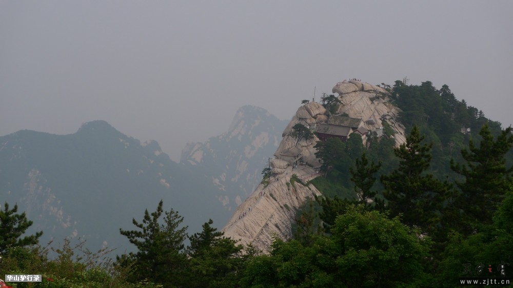 向西北方看就可以看到西峰