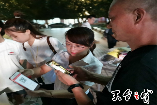 人保财险小伙伴手把手帮大叔办理保险业务