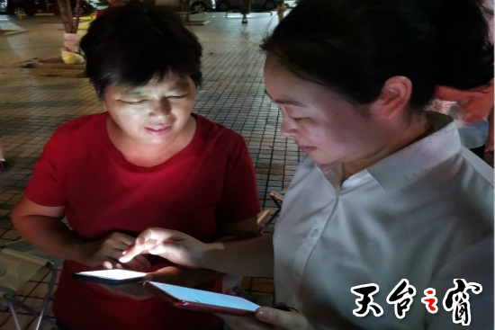 人保财险小伙伴手把手帮大叔办理保险业务