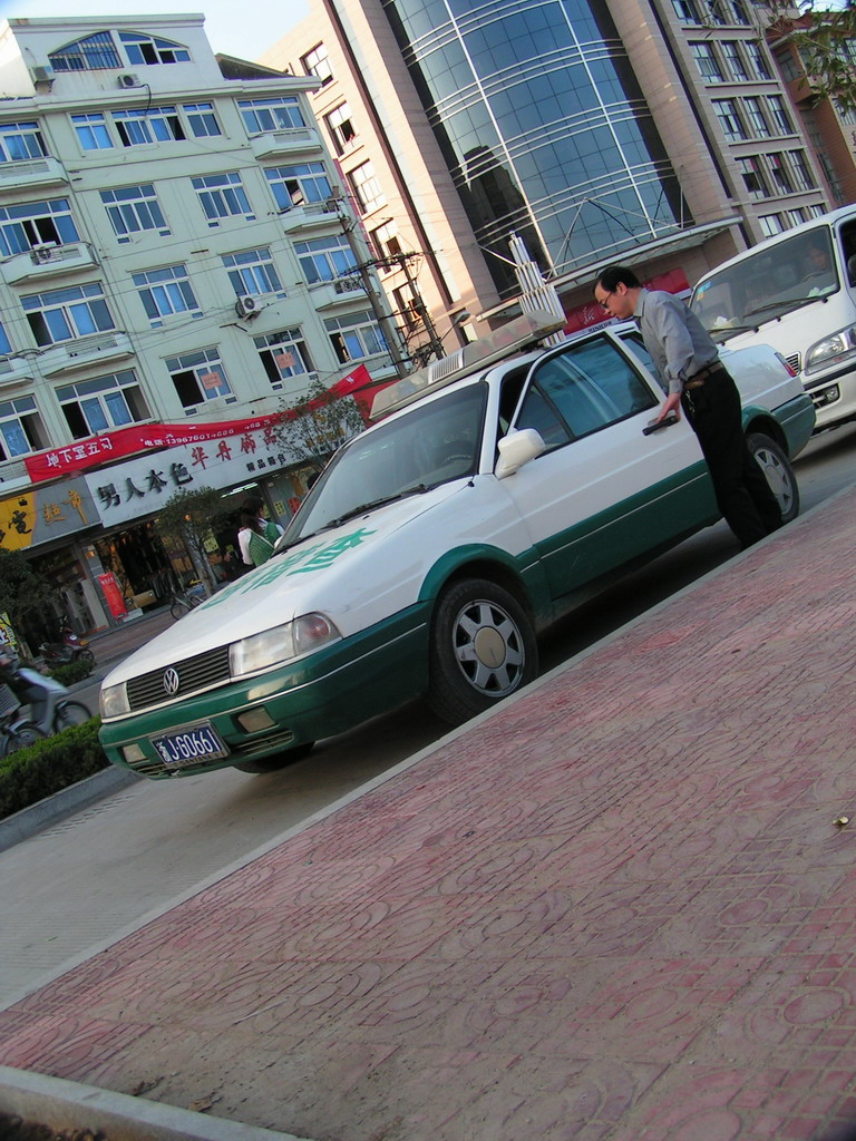 曝光台:公车私用.还违法停车.