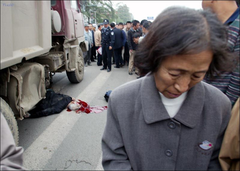 今天凌晨人民东路发生一起车祸，一人死亡。