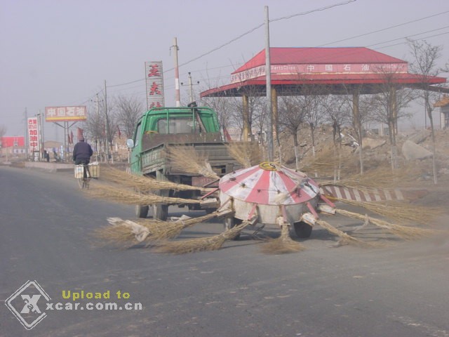 完全国内自行设计，自主生产的，有中国特色的清扫车
