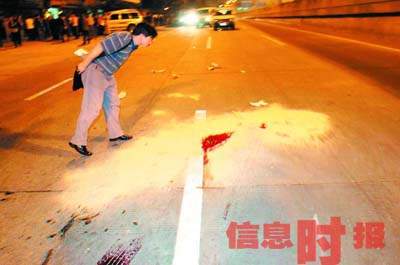 贼飞车抢包被路人长凳掷中 倒地遭货车碾死(图)