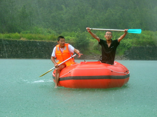 在水库潜水、开船真的很爽