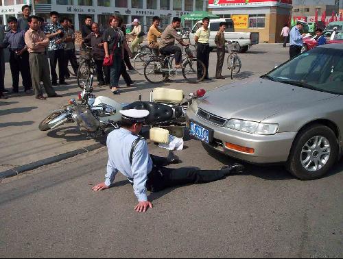 交警也敢撞