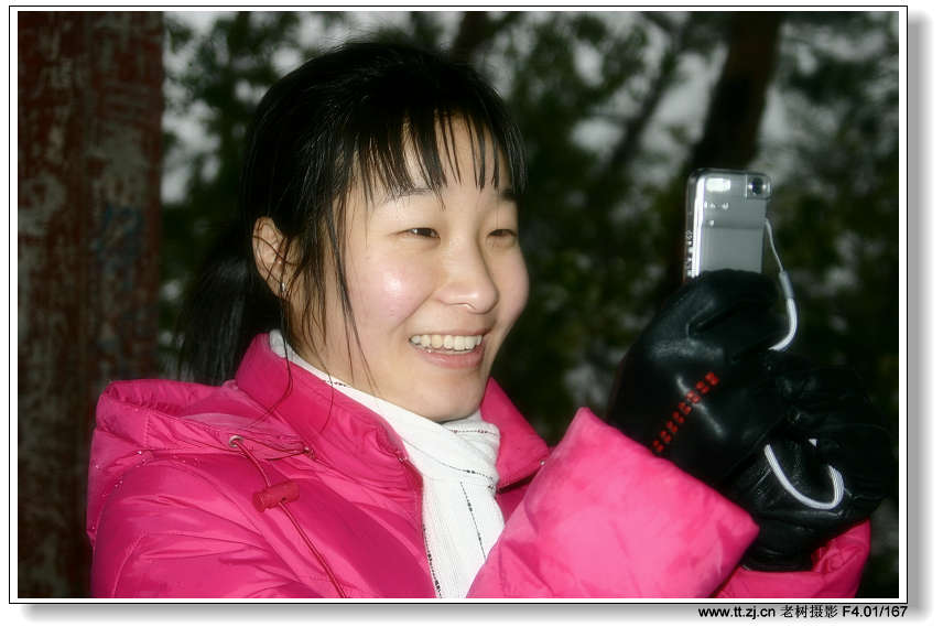 大雪后嬉戏的人们