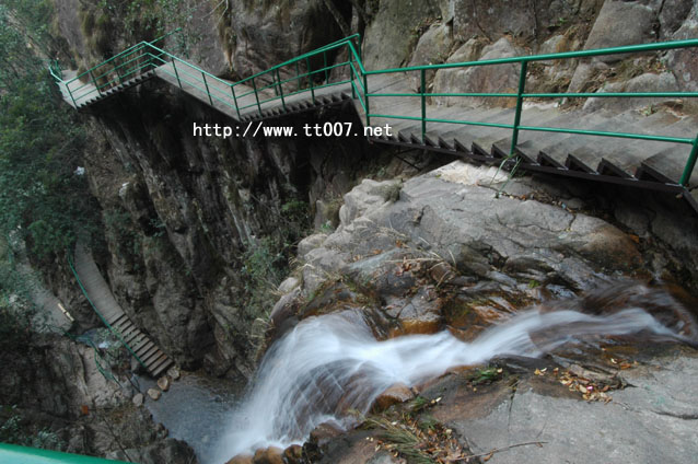 天台龙穿峡近日开始放水－景区马上对外开放