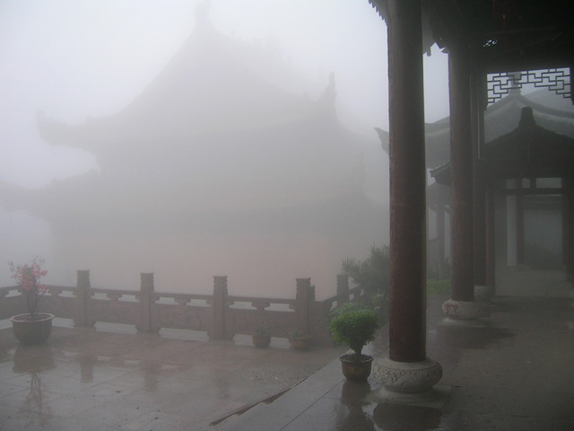 浓雾中的华顶讲寺