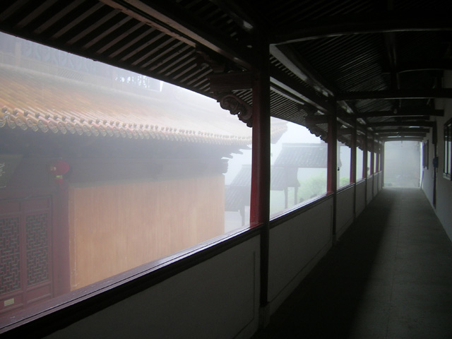 浓雾中的华顶讲寺