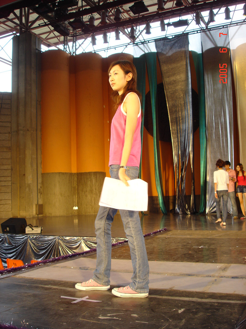 ~~~我们学校01届的服装SHOW（叶老师请进）~~~
