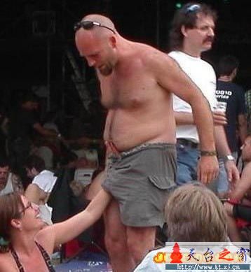 女流氓另人发指!让论坛女性自叹不如啊!
