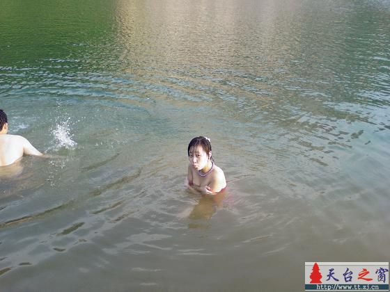 和美女一起游泳PP