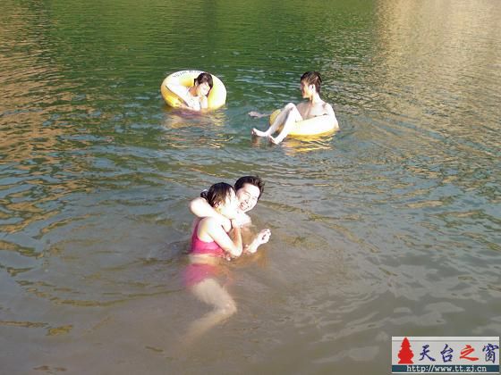 和美女一起游泳PP