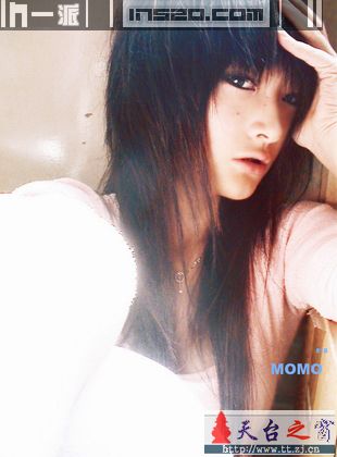 偷拍疯狂亲吻的激情少女