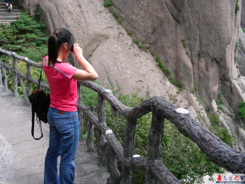 女 孩 子 怎 这 样 爬 山 ？