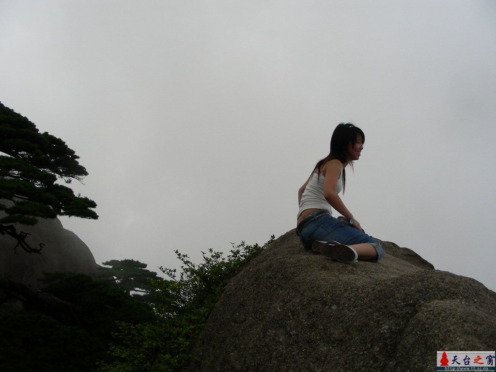 女 孩 子 怎 这 样 爬 山 ？