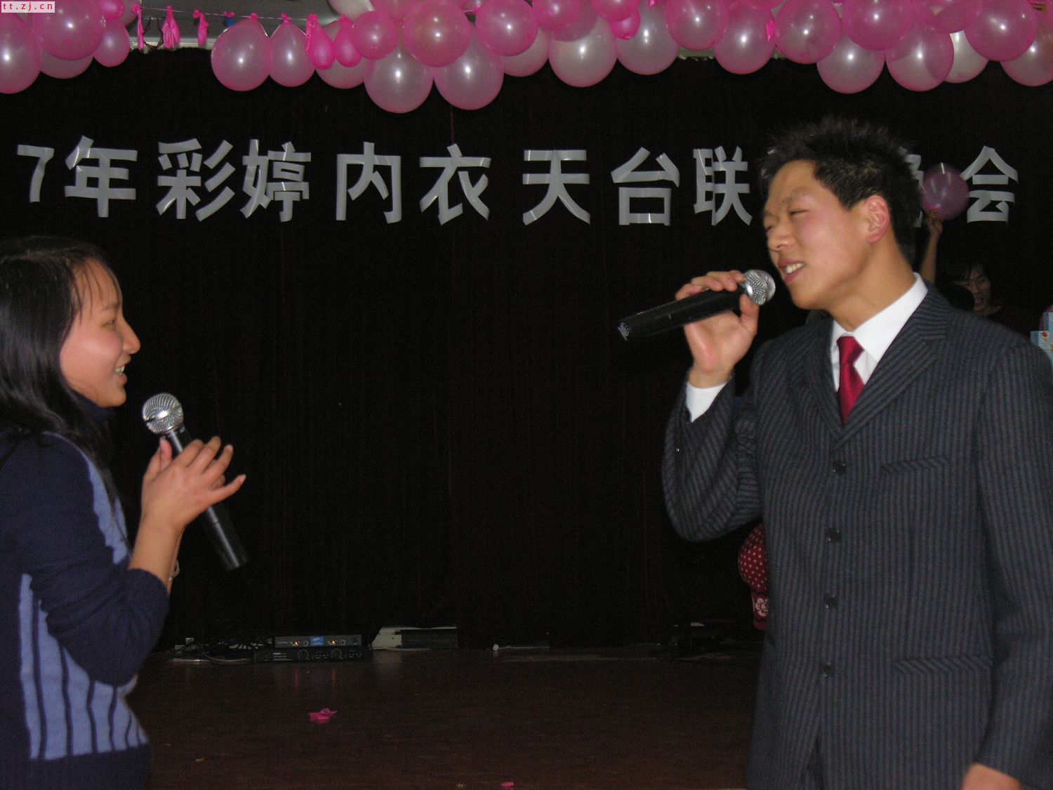彩婷内衣联谊晚会现场