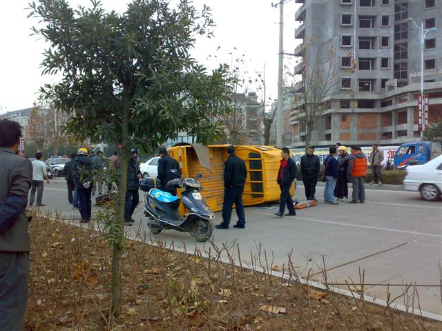 公路段的车子被撞翻了