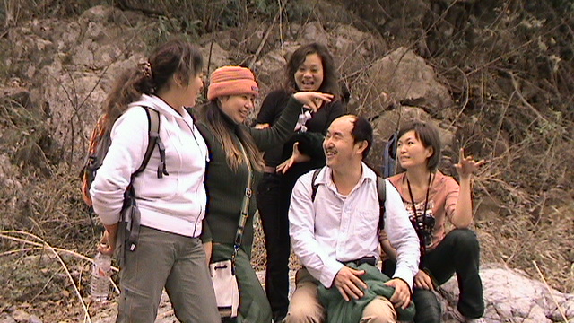 女人就喜欢去大漠胡杨林