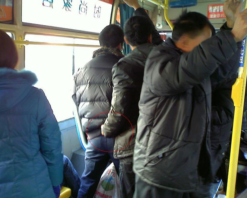 年底到了，坐公交小心扒手,2路公交上拍的!