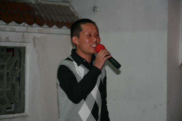 戏迷俱乐部在落雁社区演出照片