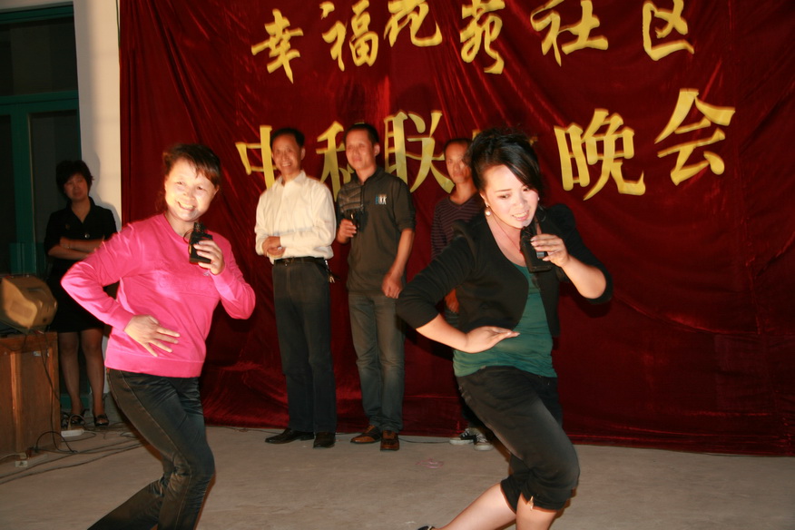 天台之窗戏迷俱乐部在幸福花苑举行中秋联欢晚会