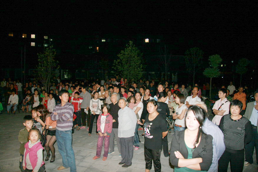 天台之窗戏迷俱乐部在幸福花苑举行中秋联欢晚会