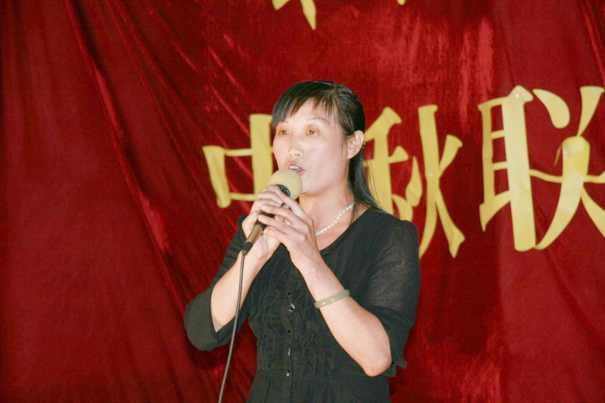 天台之窗戏迷俱乐部在幸福花苑举行中秋联欢晚会