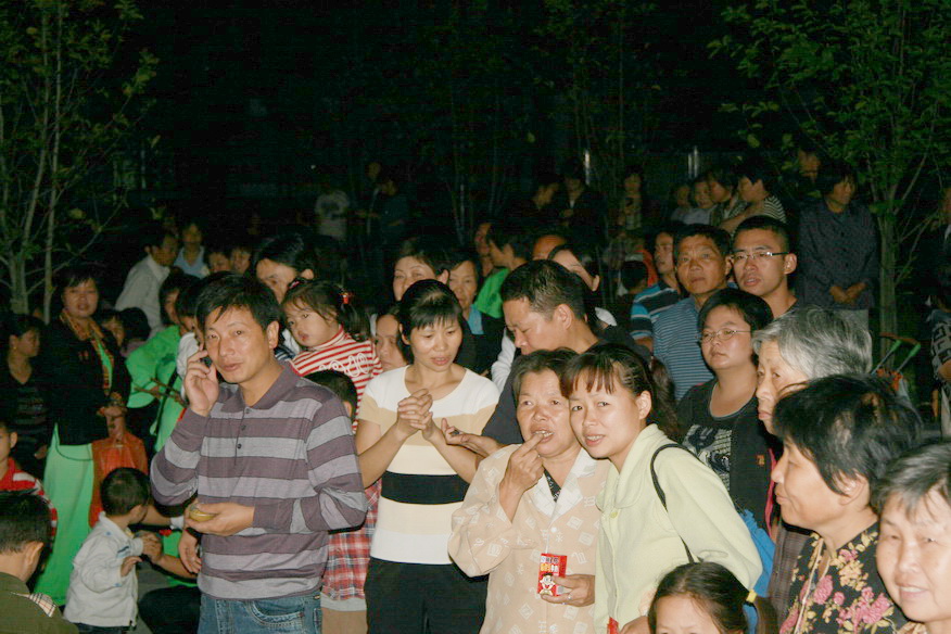 天台之窗戏迷俱乐部在幸福花苑举行中秋联欢晚会