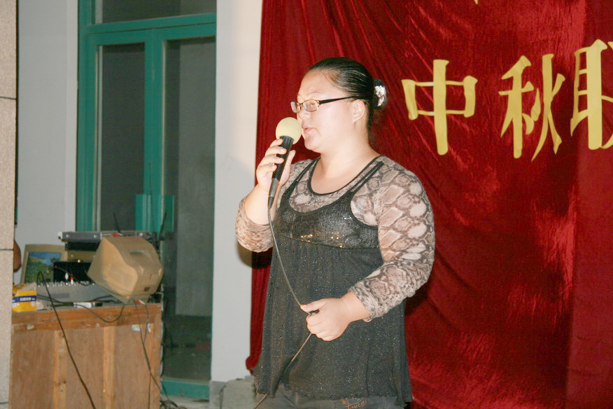 天台之窗戏迷俱乐部在幸福花苑举行中秋联欢晚会
