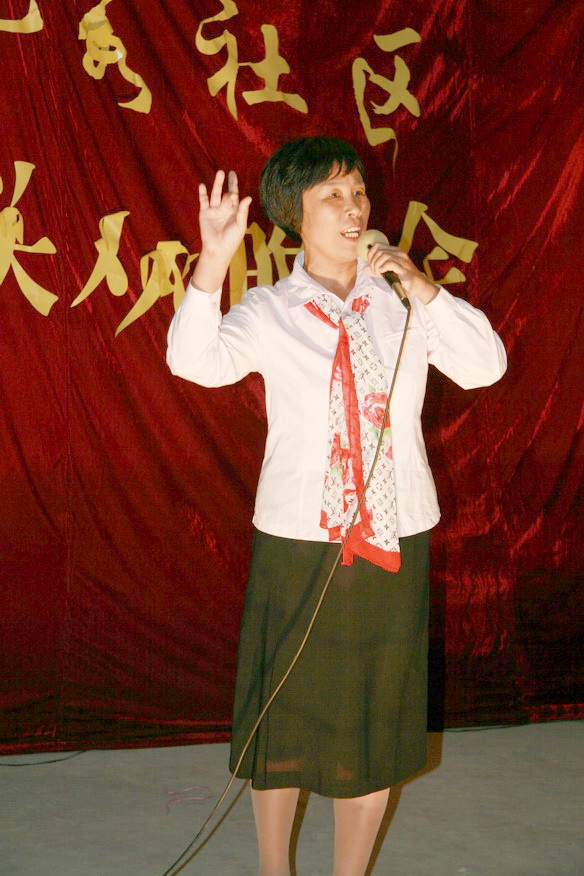 天台之窗戏迷俱乐部在幸福花苑举行中秋联欢晚会