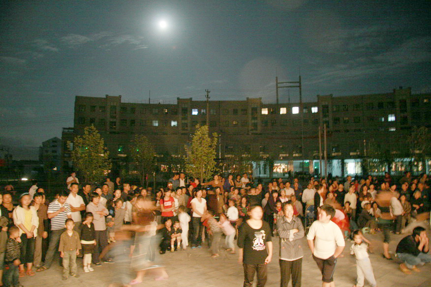 天台之窗戏迷俱乐部在幸福花苑举行中秋联欢晚会