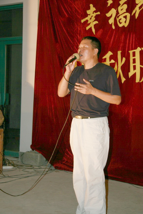 天台之窗戏迷俱乐部在幸福花苑举行中秋联欢晚会