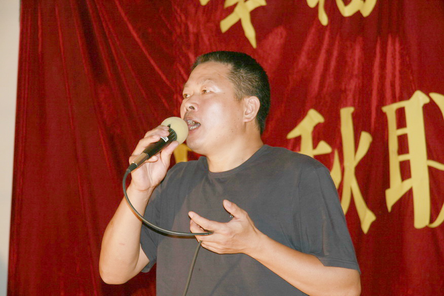 天台之窗戏迷俱乐部在幸福花苑举行中秋联欢晚会