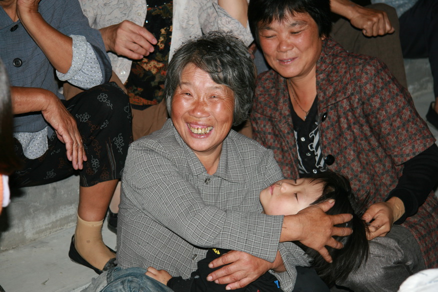 天台之窗戏迷俱乐部在幸福花苑举行中秋联欢晚会