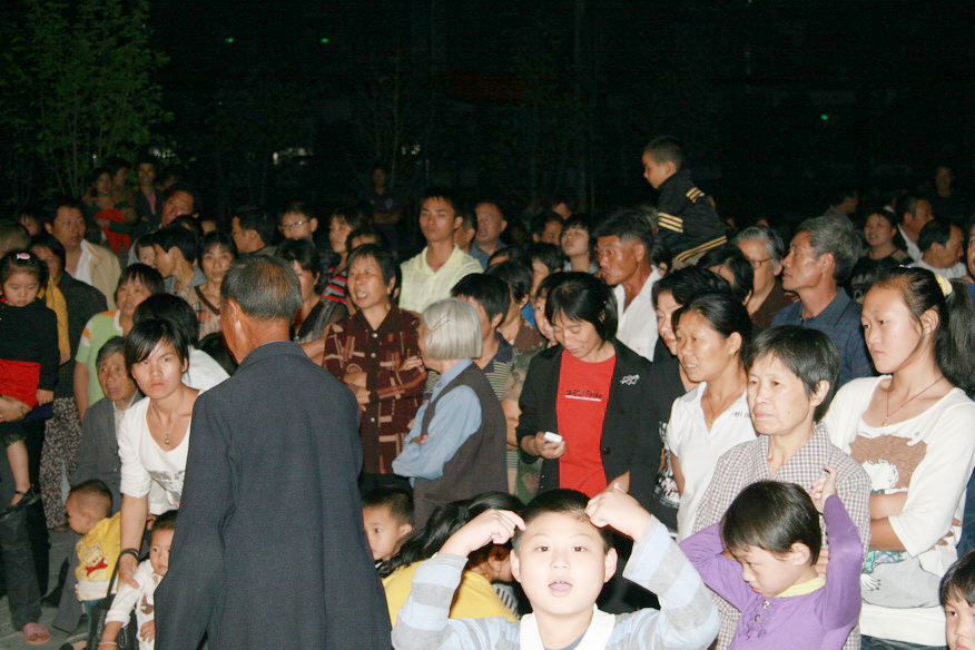 天台之窗戏迷俱乐部在幸福花苑举行中秋联欢晚会
