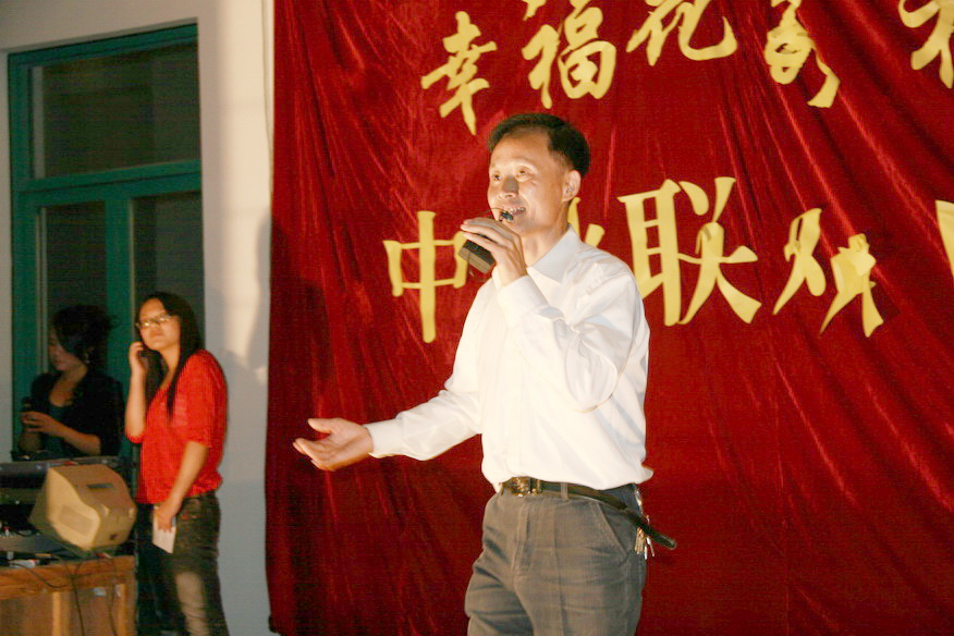天台之窗戏迷俱乐部在幸福花苑举行中秋联欢晚会