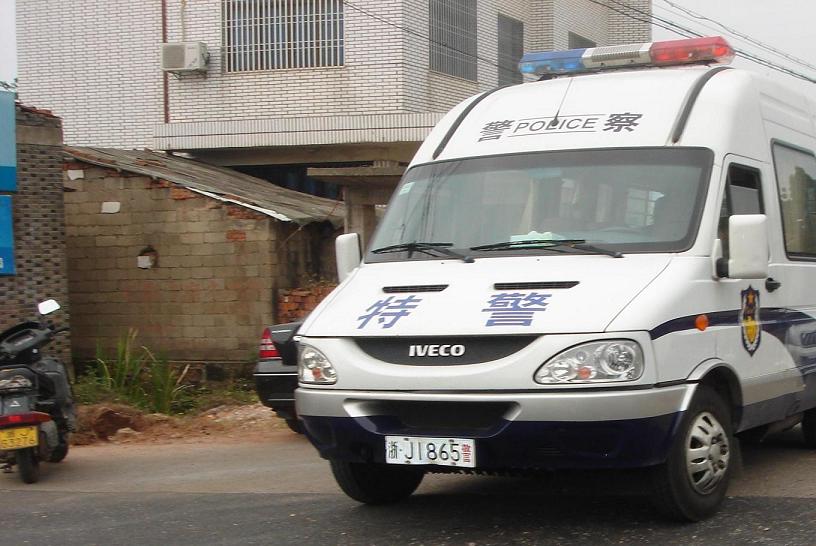 [转帖]私人造房用特警来撑门面