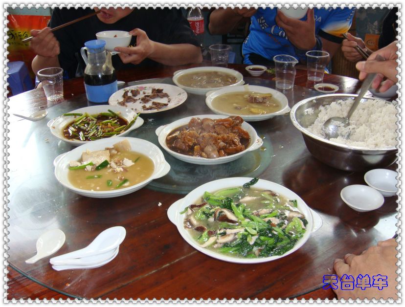 菜还没上齐.jpg