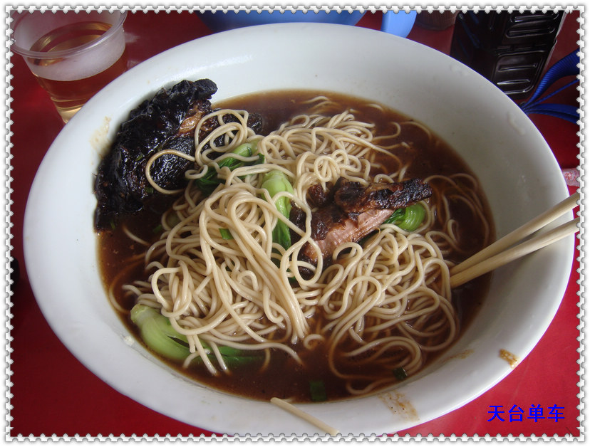 咬了一半肉后才想起拍的大肉面.jpg